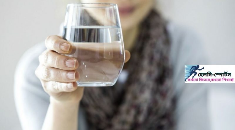 সকালে খালি পেটে গরম জল খাওয়ার উপকারিতা